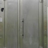 Монтаж противопожарной двери из нержавеющей стали